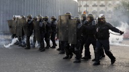 V centre Paríža vypukli nepokoje, zasiahnuť museli ťažkoodenci