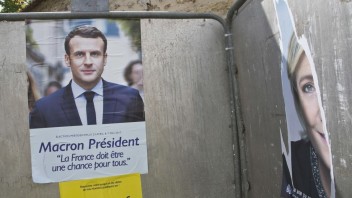 Macron je naďalej favoritom, prekonal by 60-percentnú hranicu