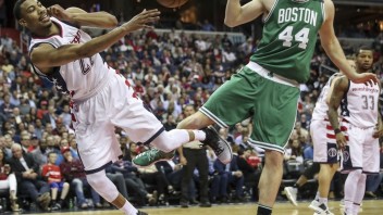 Washington znížil stav série s Bostonom, Warriors vedú nad Jazz