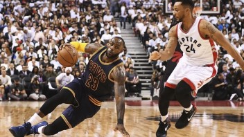NBA: Cleveland je krok od konferenčného finále, Spurs vyhrali
