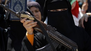 Teroristi rozbehli v Jemene kvízovú hru, hlavnou cenou je kalašnikov