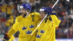 Švédi zdolali Fínov a zabojujú s Kanadou o jubilejný desiaty titul