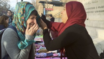 Mesto láka ženy do radov polície, navrhuje povoliť nosenie hidžábu