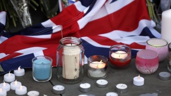 Británia sa ponorila do smútku, neďaleko Tower Bridge si uctia obete útoku