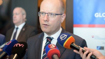 Český premiér odchádza z čela najsilnejšej vládnej strany