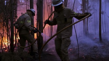 Hasiči napriek extrémnym teplotám skrotili požiar, ktorý zabil 64 ľudí