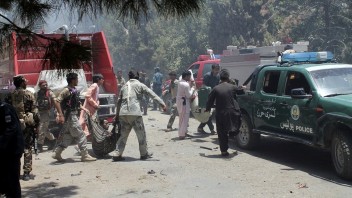 Bomba nastražená pri afgánskej banke zabila desiatky ľudí