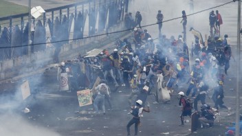 Mladí demonštranti zaútočili na vojenskú základňu v Caracase