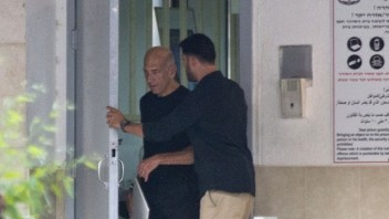 Izraelský expremiér Olmert je na slobode, prepustili ho predčasne