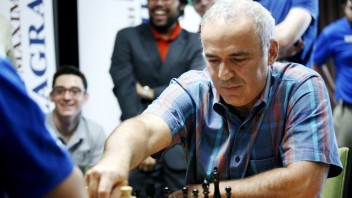 Majster Kasparov sa vracia. Čakajú naňho veľké šachové mená