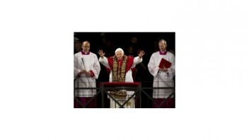 Benedikt XVI. sa zúčastnil na krížovej ceste v rímskom Koloseu