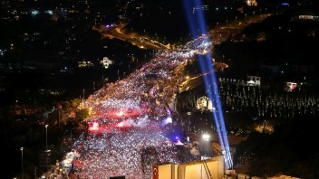 Rok po pokuse o prevrat vyšli do ulíc Istanbulu desaťtisíce ľudí