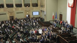 Zrušili deľbu moci? Poľsko schválilo ostro kritizovanú reformu
