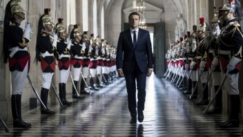 Macron je vraj opitý mocou, v prieskumoch obľúbenosti sa prepadáva
