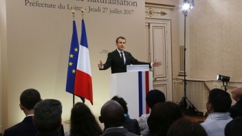 Macron prijal zákon, ktorým reaguje na nedávny škandál Fillona