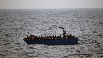 Utečenci by na návrat domov mali čakať vo väzbe, tvrdí eurokomisár