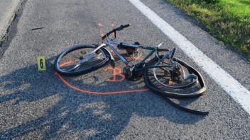 Neďaleko Galanty zrazila žena v protismere dvoch cyklistov