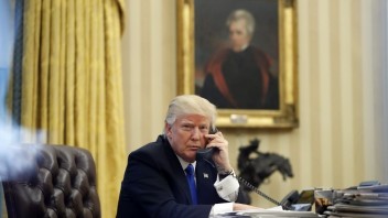 V Bielom dome pripravujú pád Trumpa, tvrdí exšéf komunikácie