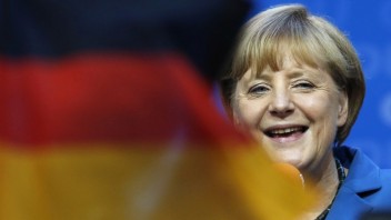 Merkelová chce zvýšiť tlak na Turecko a pomôcť zadržiavaným Nemcom