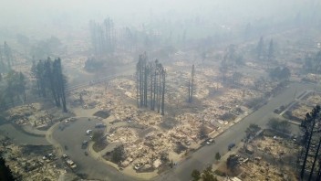 V Kalifornii vyhlásili stav katastrofy, požiare si vyžiadali ďalšie obete