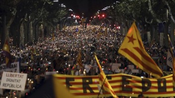 Madrid vezme Kataláncom kontrolu nad premiérom, TV a políciou