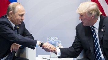 Začal sa summit APEC, Trump a Putin si podali ruky