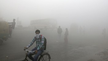 Indická metropola vyhlásila stav pohotovosti, mesto zaplavil smog