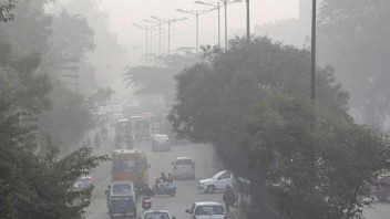 Obyvateľov Indie trápi hustý smog, úrady vyhlásili pohotovosť