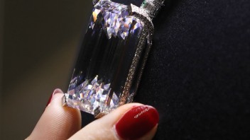 Najväčší diamant v histórii dražieb kúpil anonym cez telefón