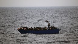 Odmietajú prijímať utečencov z Grécka a Talianska, Európska komisia im pohrozila