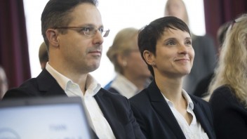Nemeckí populisti si zvolia náhradu za rezignovanú šéfku