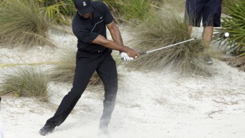 Tiger Woods sa po desaťmesačnej pauze vrátil na golfové ihrisko