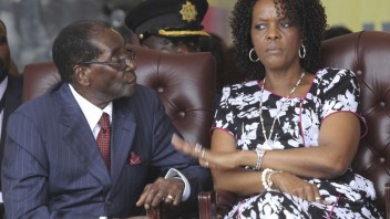 Žena rezignovaného prezidenta Mugabeho požiadala o rozvod
