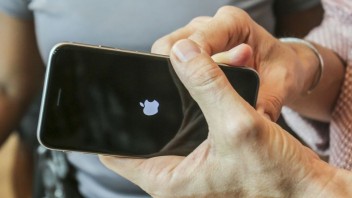 Apple sa ospravedlnil, že spomaľoval ľuďom iPhony. Vraj to bolo nutné