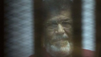 Zosadeného prezidenta Mursího odsúdili, hanobil egyptské súdy