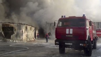 Továreň v Rusku zachvátil požiar, zamestnancov zabil toxický plyn