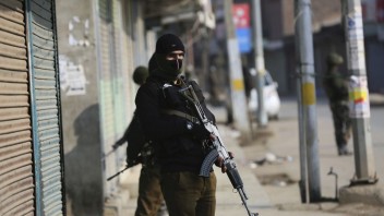 Na výročie masakry odpálili v Kašmíre bombu, zahynuli štyria policajti