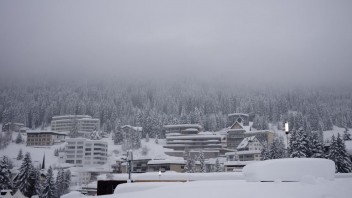 Lyžiarskym strediskám v Európe spôsobil príval snehu problémy