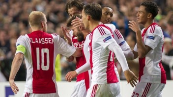 Ajax bodovo náháňa vedúci tím PSV, Huntelaar zariadil presvedčivé víťazstvo