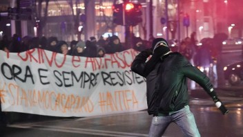 Polícia musela chrániť neofašistov pred antifašistami, stretov pribúda