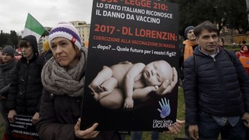 Taliani demonštrovali proti neofašistom, reformám aj očkovaniu