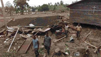 Na ostrove Papua udrelo silné zemetrasenie, spôsobilo zosuvy