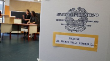Parlamentné voľby v Taliansku sprevádzajú komplikácie