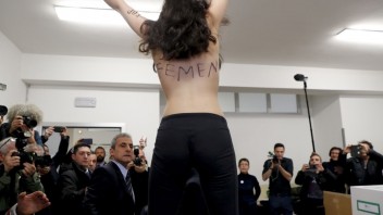 Berlusconimu vyskočila na stôl polonahá aktivistka s posolstvom na hrudi