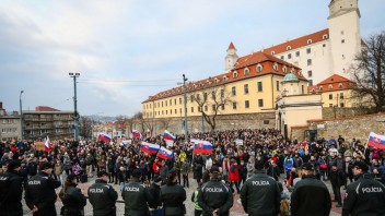 Stovky demonštrantov pred parlamentom žiadali predčasné voľby