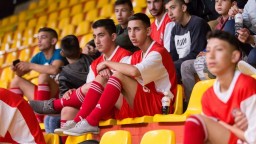 Rómovia si zahrali futbal proti politikom