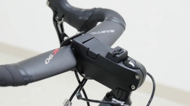 Predstavec na bicykel s batériou pre napájanie smartfónu na cestách
