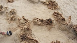 Našli masový hrob detí, ktoré popravili počas posvätného rituálu