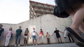 Ľudia sa zišli pred budovou Slovenského rozhlasu, vytvorili živú reťaz