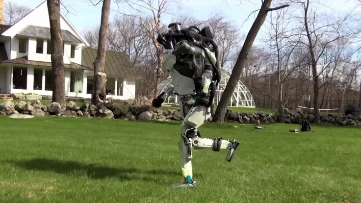 Roboty Boston Dynamics behajú v parkoch aj v preplnených budovách
